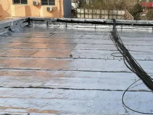 昂仁卫生间漏水维修公司分享下昂仁屋面楼顶防水刚性防水层施工要点。